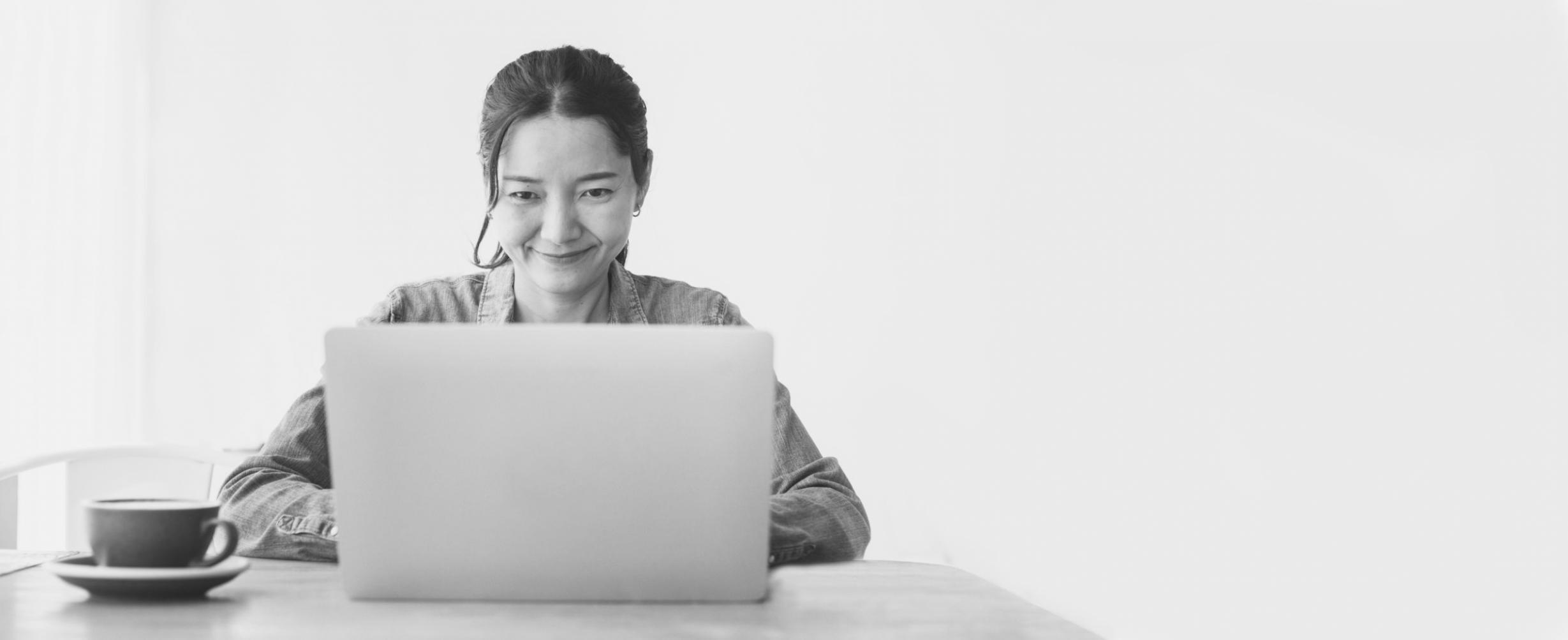 Person arbejder med budget og regneark ved skrivebord
