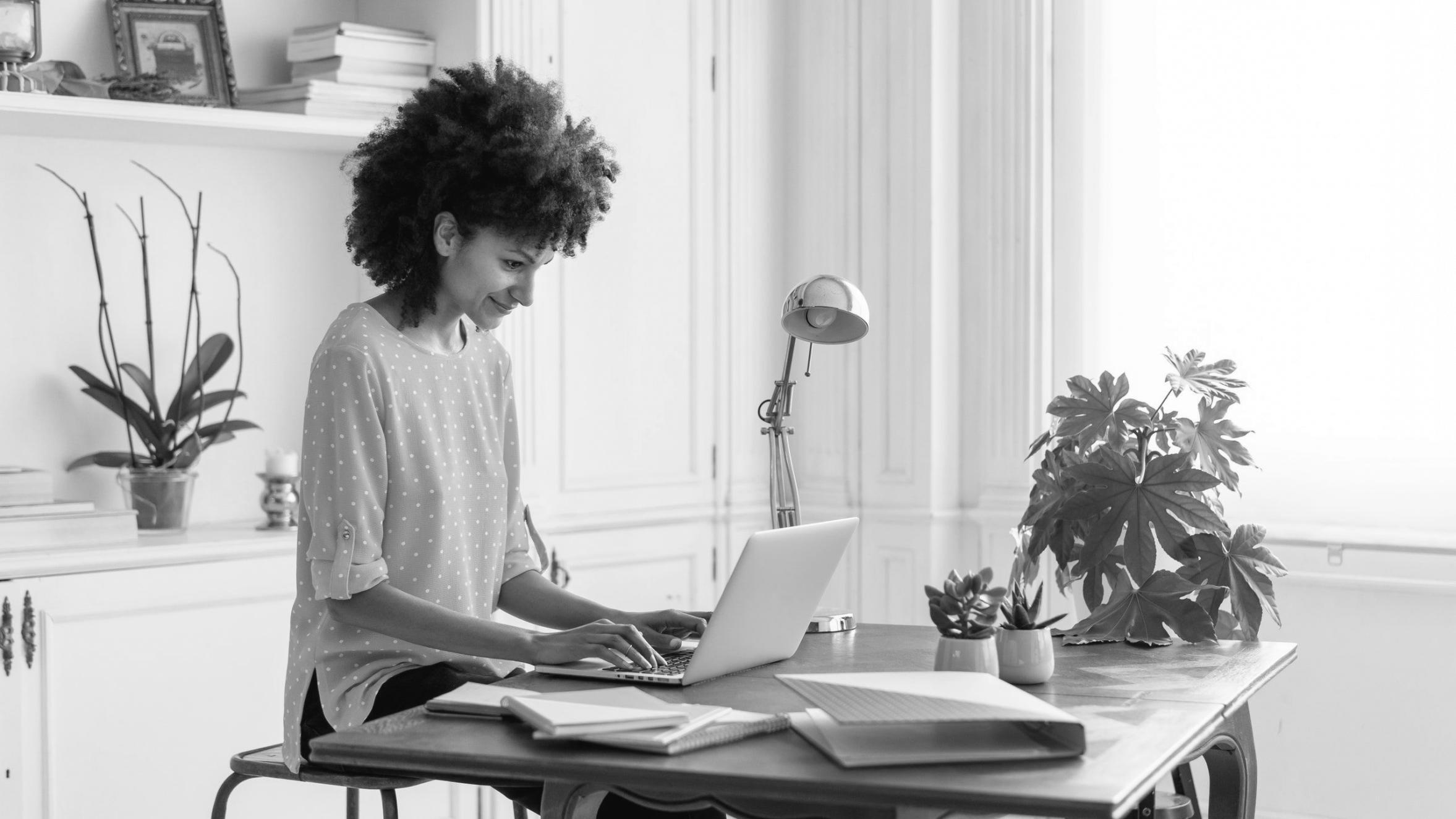 Deltager noterer konkrete budgetmål under onlinesession