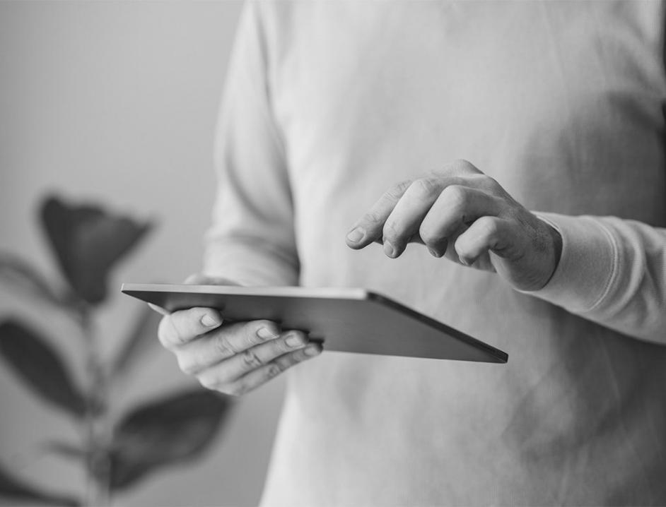 Studerende arbejder med personlig økonomi online